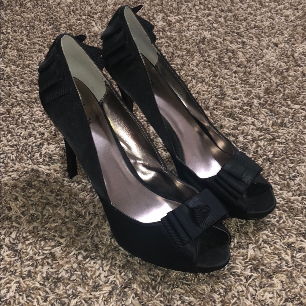 Black heels with bows